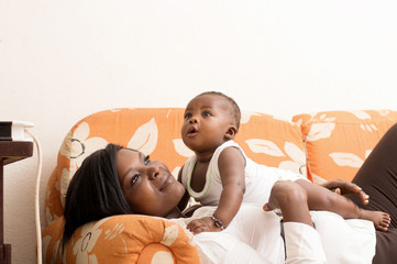 mère et fils étendu dans un canapé