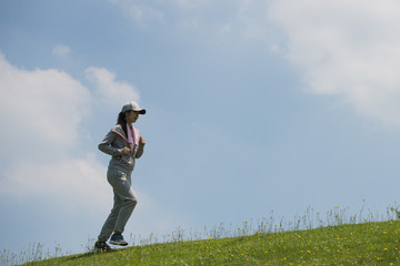 ランニングをする女性