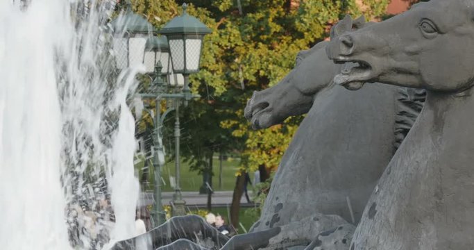 the fountain and the sculpture of horses in the Park