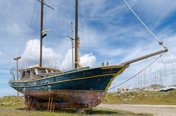 Obraz premium Greek harbor scene. Fishing boats being serviced in a traditional greek village harbor, Paros island, Greece