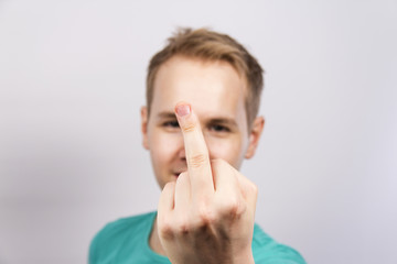 Mittelfinger zeigen