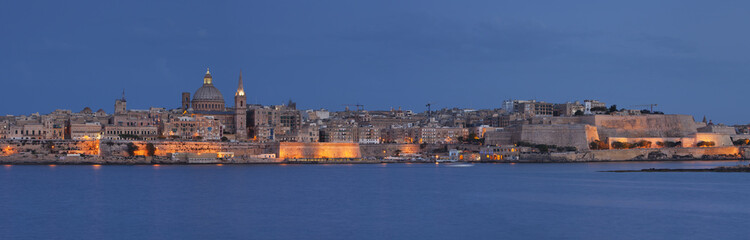 Fototapeta na wymiar Best panorama view of La Valletta, Malta at sunset 
