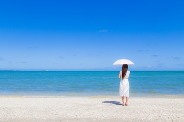 Fototapeta na wymiar 沖縄の海と若い女性