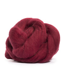Моток мериносовой шерсти бордового цвета на белом фоне
