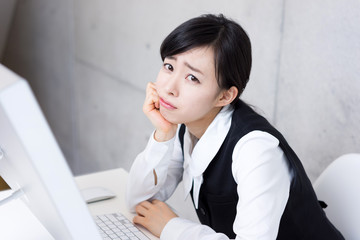 仕事に疲れた女性