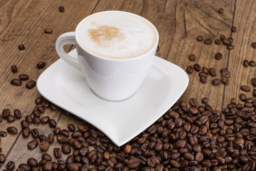 Cappuccino und Kaffeebohnen