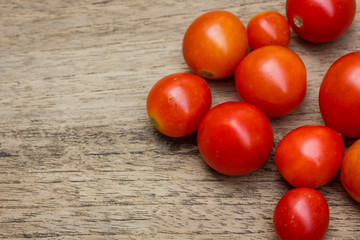 Fototapeta na wymiar red tomato on wood