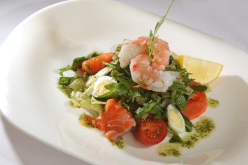 Salad with Arugula and shrimp