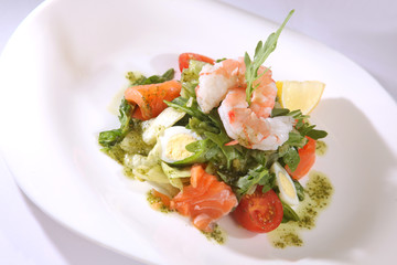 Salad with Arugula and shrimp