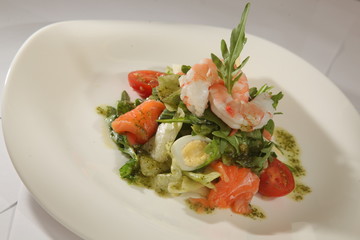 Salad with Arugula and shrimp