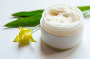 Obraz na płótnie Canvas Jar of beauty cream with tulip