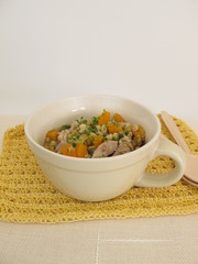 Eintopf mit Gemüse, Gerste und Linsen in Fleischbrühe