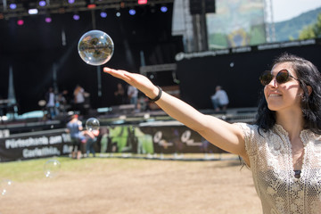 Naklejka premium girl takes soap bubbles