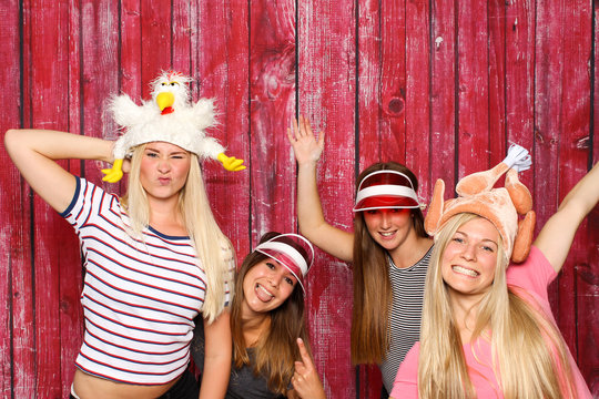 Verrückte Hühner auf einer Party - 4 Mädchen mit einer Fotobox 