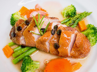 roasted duck with coffee seeds