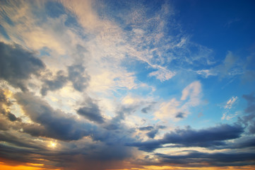 Obraz premium beautiful sunset with clouds. beautiful sky background