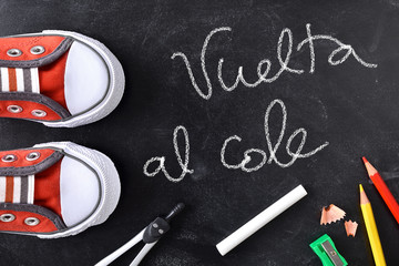 Vuelta al cole written on a blackboard with tools - obrazy, fototapety, plakaty