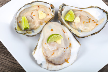 Raw oysters with lime