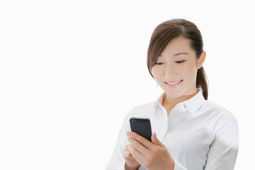 携帯電話を使うビジネスウーマン 