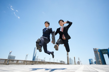 ジャンプするビジネスマン