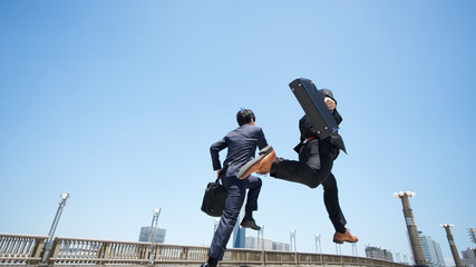 ジャンプするビジネスマン