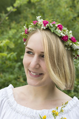 Obraz premium Mädchen in Trachtenbluse mit Blumenkranz, Portrait