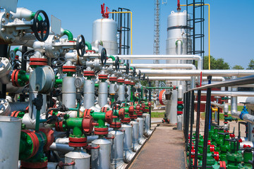 Valve and pipeline