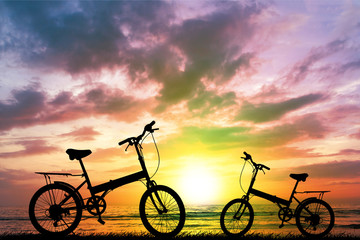 Obraz premium Bike silhouette on the grass.Blurred background sunset