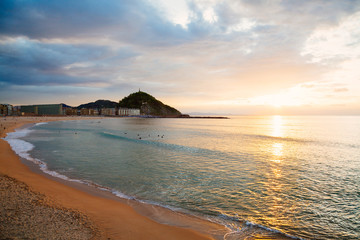 Fototapeta premium Zurriola beach in San Sebastian at sunset