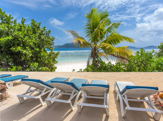 détente sur plage de la Digue, Seychelles