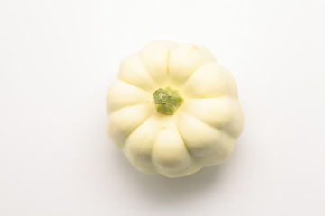 真上から見た、かぼちゃのような形をしたズッキーニの味がする野菜