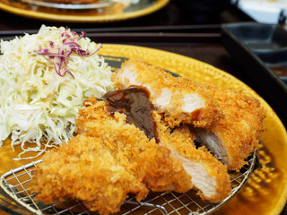Tonkatsu-pork cutlet with slice cabbage