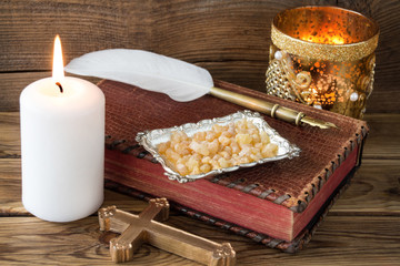 Die Bibel und Weihrauch