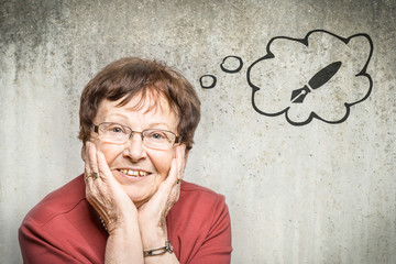 Alte Frau denkt an Stift