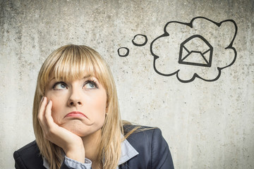 Junge Frau denkt an Brief