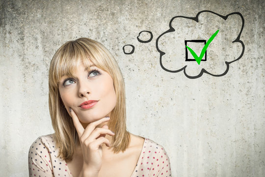 Junge Frau denkt an Checkbox