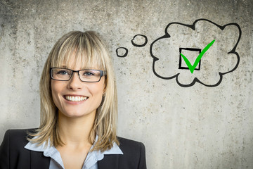 Junge Frau denkt an Checkbox