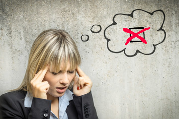 Junge Frau denkt an Checkbox