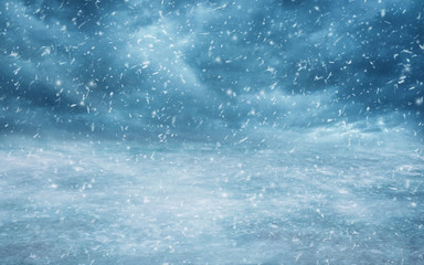 Himmel mit Schneefall und Wolken