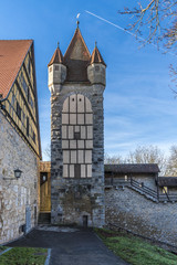 Rothenburg ob der Tauber mit Stadtmauer samt Wehrturm und Reichsstadthalle (links)