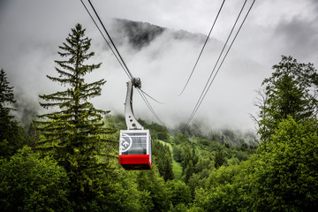 Seilbahn in den Bergen mit Nebel