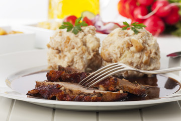 bayerischer Schweinebraten mit Knödel