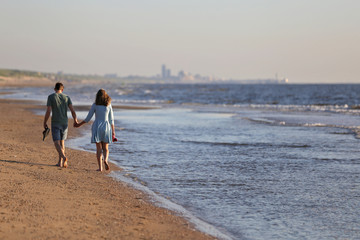 junges Paar beim Strandspaziergang an der Nordsee