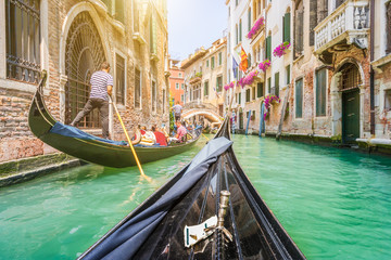 Gondola płynie kanałami Wenecji we Włoszech - obrazy, fototapety, plakaty