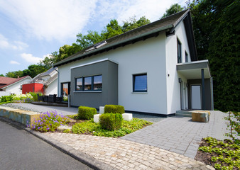 modernes Haus in Wohnsiedlung