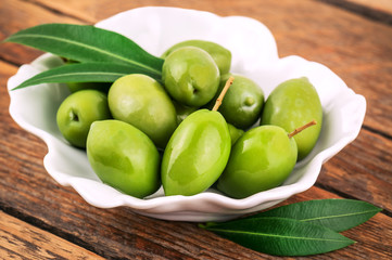 Fototapeta na wymiar ripe green olives