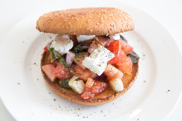 Бургер с салатом на белой тарелке