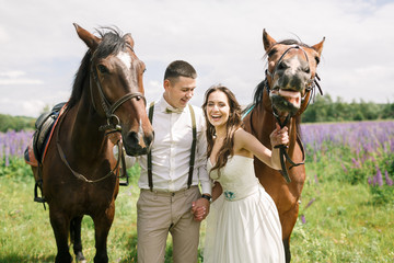 Obraz premium Happy wedding couple with horses