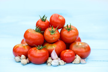 Composition of tomato and garlic.