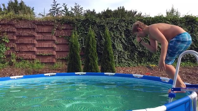 Junge springt in den Pool
